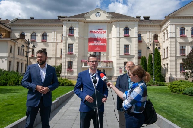 Przewodniczący klubu Prawa i Sprawiedliwości Jarosław Wenderlich, Krystian Frelichowski i Szymon Róg spotkali się we wtorek z dziennikarzami na płycie Starego Rynku w Bydgoszczy