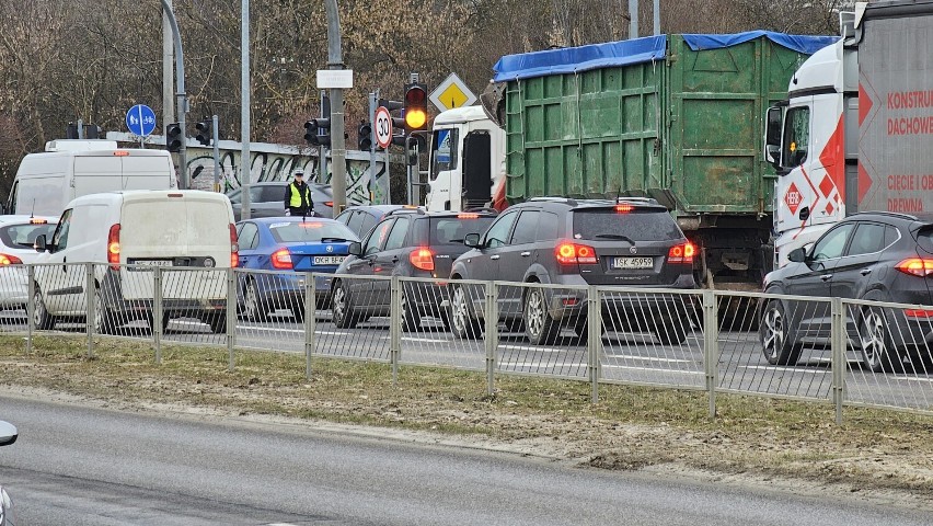 Stłuczka dwóch ciężarówek na ulicy Łódzkiej w Kielcach. Był ogromny korek. Zobacz zdjęcia