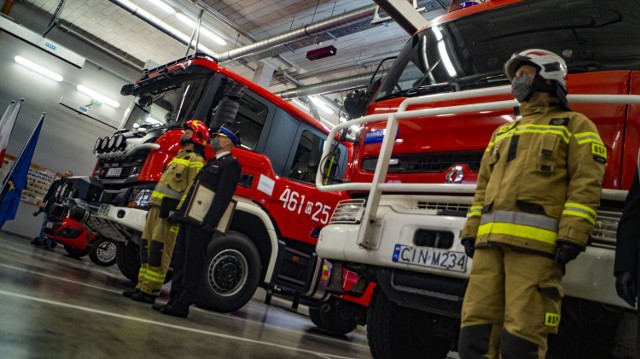 Ciężki samochód ratowniczo-gaśniczy został oficjalnie przekazany strażakom z Inowrocławia