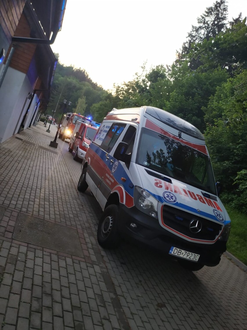 Zagórze Śląskie: Wypadek w lesie nad Jeziorem Bystrzyckim. Poszkodowany mężczyzna