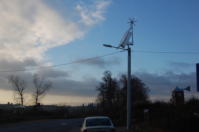 Ta lampa hybrydowa stoi w miejscowości Litewki, w gminie Dzierzgoń