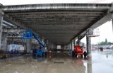 Budowa Dworca Łódź Fabryczna: montują żelbetowe konstrukcje