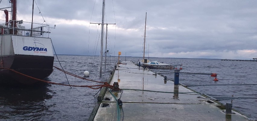 Port rybacki Puck: grudniowy sztorm zatopił jacht, zerwał z cum Bar Pomorza