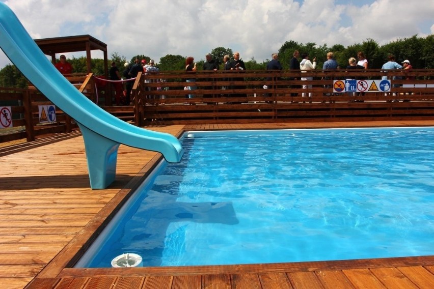 W tym tygodniu napełnią baseny, które staną nad zalewem w Lisowicach. Będzie można z nich korzystać przez całe wakacje
