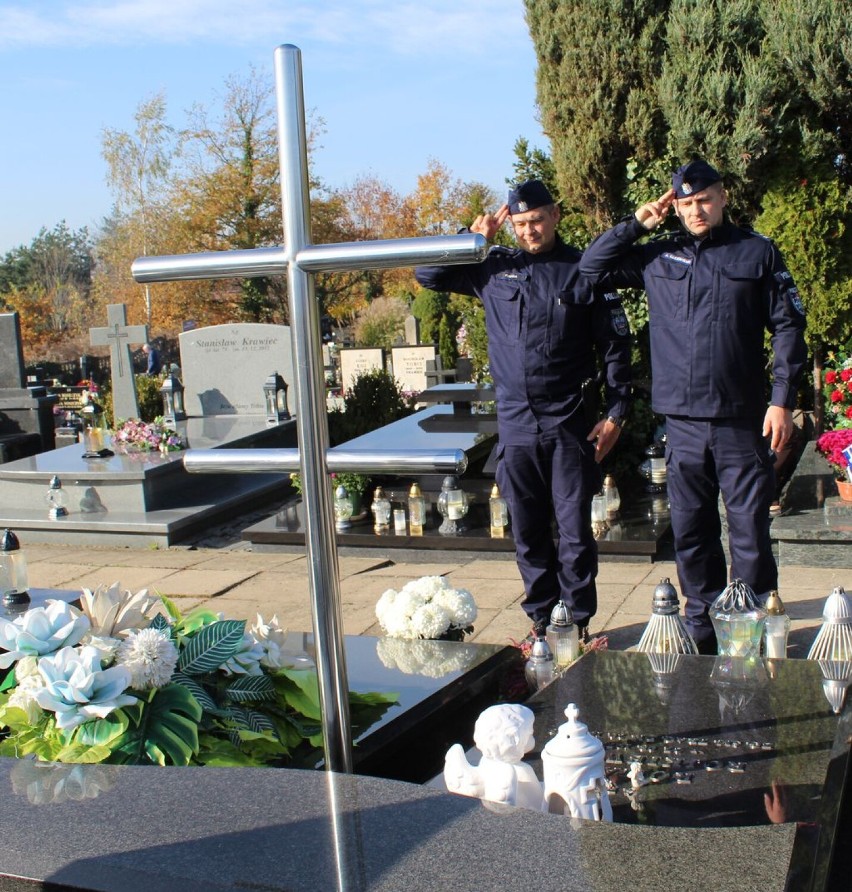 Policjanci uczcili pamięć zmarłych funkcjonariuszy i pracowników KPP w Wieluniu ZDJĘCIA