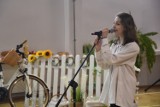 Koncert poezji śpiewanej w Szkole Podstawowej nr 9 w Sosnowcu. Wspaniałe aranżacje klasyków poezji ujeły widownię za serca!