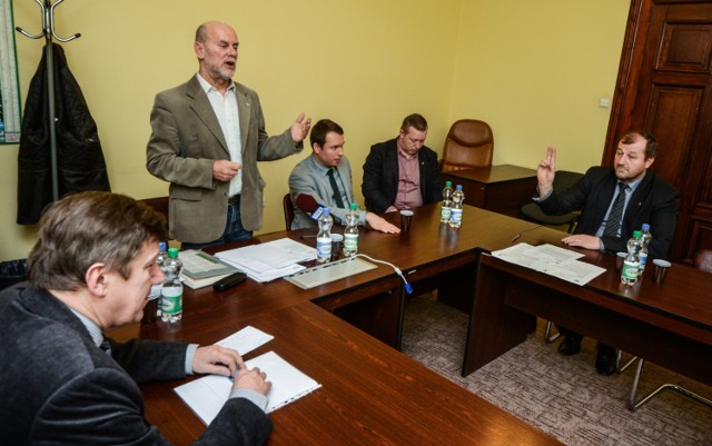 Dzisiejsze posiedzenie komisji radnych w sprawie powrotu zespołów SP Zawisza do Bydgoszczy zakończyło się niczym.