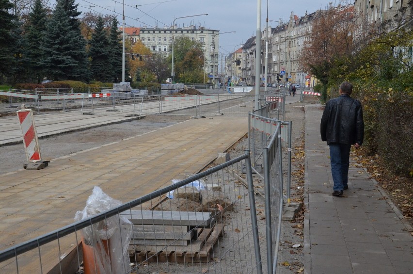 Remont ulicy Nowowiejskiej. Robotnicy kładą nowe torowisko