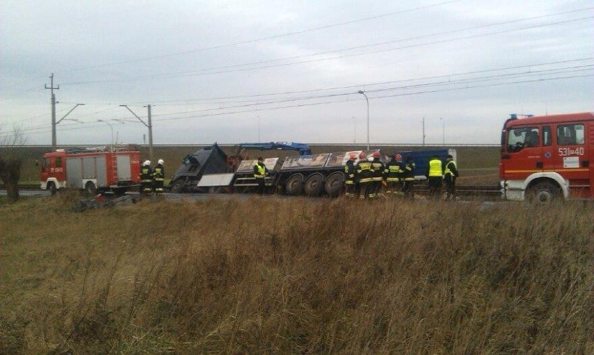 Wypadek w Skalmierzycach. Pociąg zderzył się z ciężarówką [ZDJĘCIA]