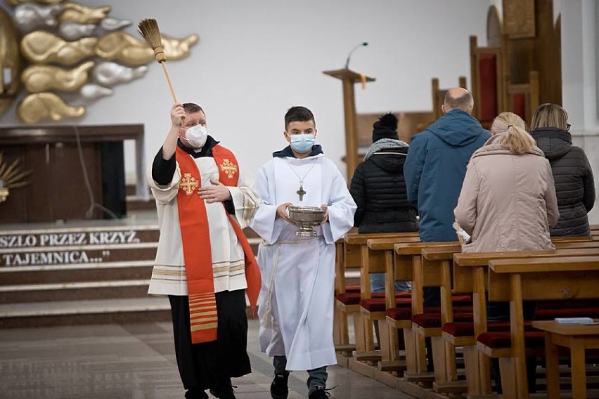 Wielka Sobota w Wałbrzychu. Święcenie pokarmów w Sanktuarium Relikwii Drzewa Krzyża Świętego na Podzamczu (ZDJĘCIA)