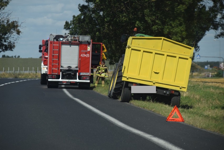 Łabiszynek. Ciągnik uderzył w słup energetyczny