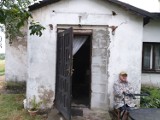 Andrzej Świątkowski ma dom bez dachu i toalety. Żyje za 150 zł miesięcznie [ZDJĘCIA]