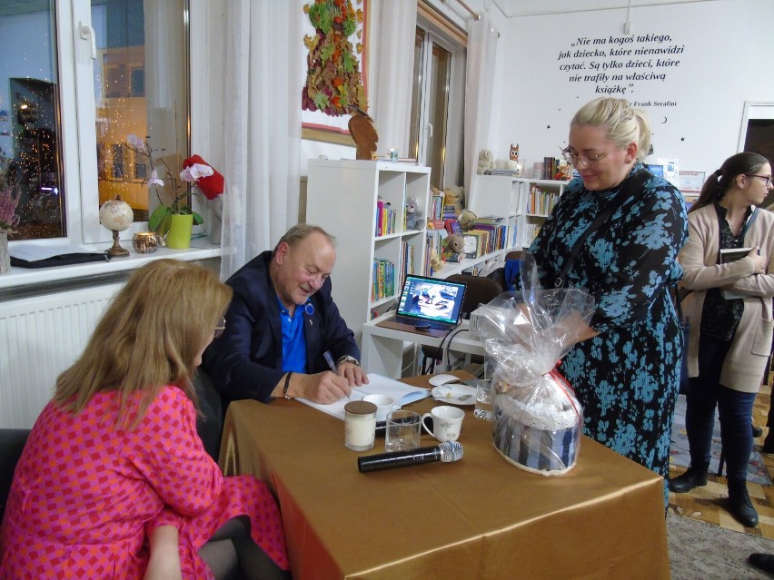 Janusz Leon Wiśniewski i Ewelina Wojdyło spotkali się z Czytelnikami w bibliotece w Starej Kiszewie [ZDJĘCIE]