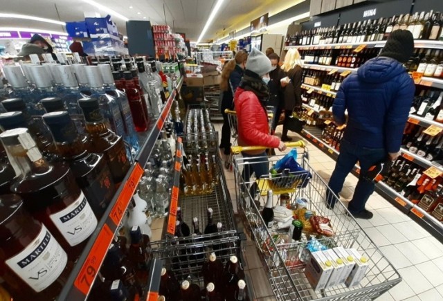 Nietypowa interwencja policjantów. Wszedł do sklepu w Pleszewie i wypił na miejscu... butelkę wódki. Nie miejscu pojawiła się policja
