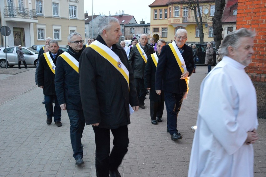 Biskup dokonał poświęcenia stacji Drogi Krzyżowej przy kościele NMP Królowej Polski