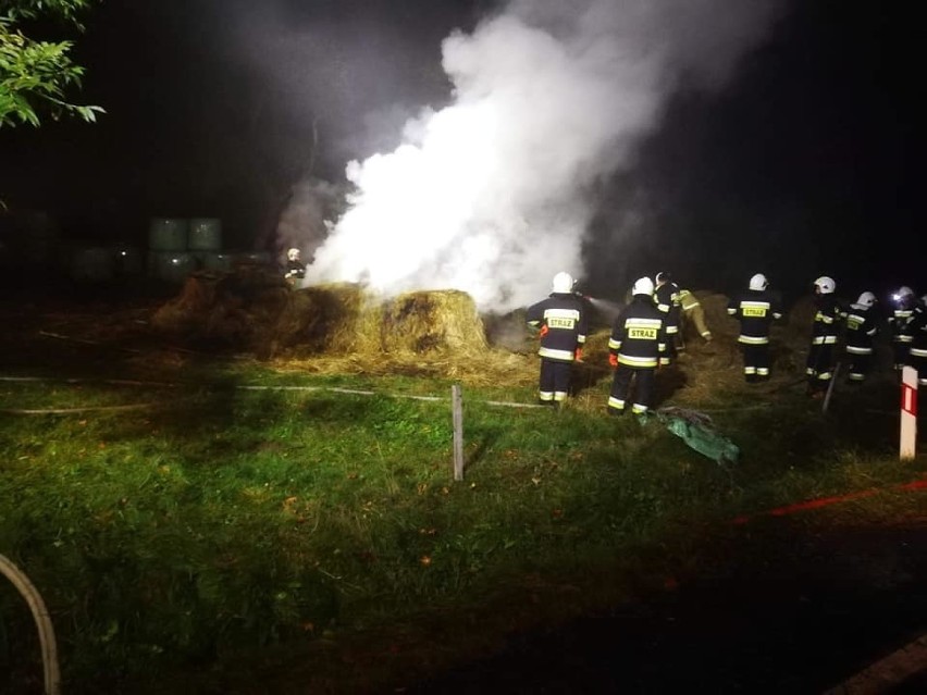 Trzy godziny walczyli strażacy z płonącymi belami siana w Bednarce