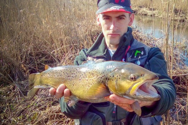 Karol Borowski z klubu Barwena złowił najdłuższego pstrąga zawodów. Jego okaz miał 56 cm długości.