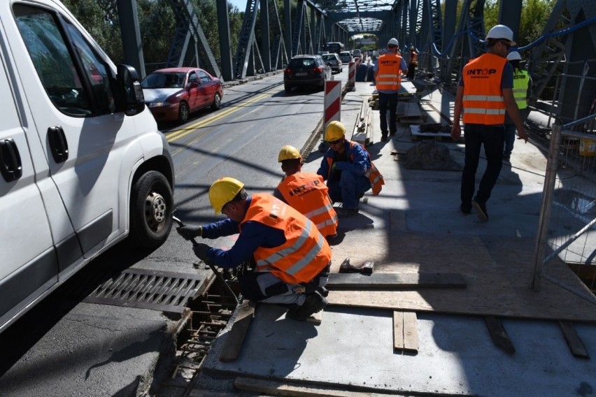 Trwa remont mostu w Toruniu. Kiedy kolejne utrudnienia w...