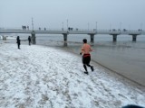 Nowy Rok na plaży w Kołobrzegu. Śnieg, morsy, spacerowicze