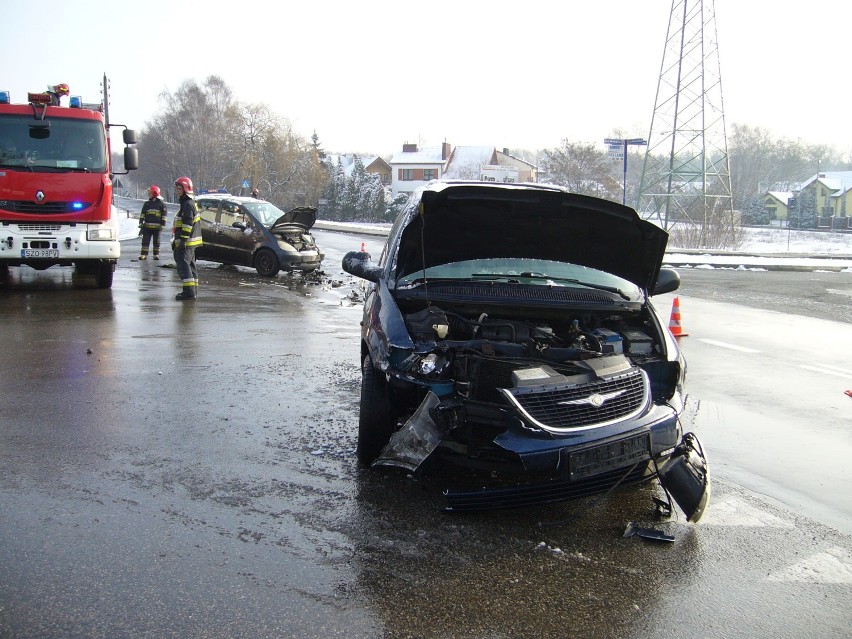 Wypadek w Żorach: Mercedes zderzył się z chryslerem. Ranna...