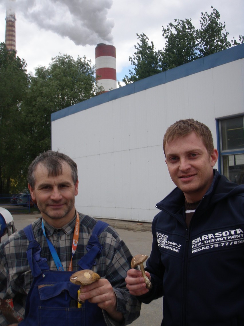 Eugeniusz Bochenek i Grzegorz Mularczyk pokazują grzyby
