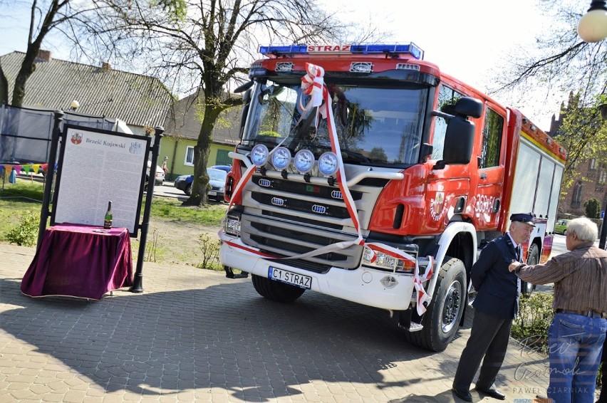 Uroczystości 3 Maja 2016 w Brześciu Kujawskim. Oficjalne przekazanie wozu strażackiego [zdjęcia]