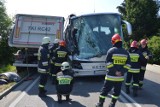 Piotrowice. Wypadek autobusu, ciężarówki i auta osobowego pod Tarnowem [ZDJĘCIA]