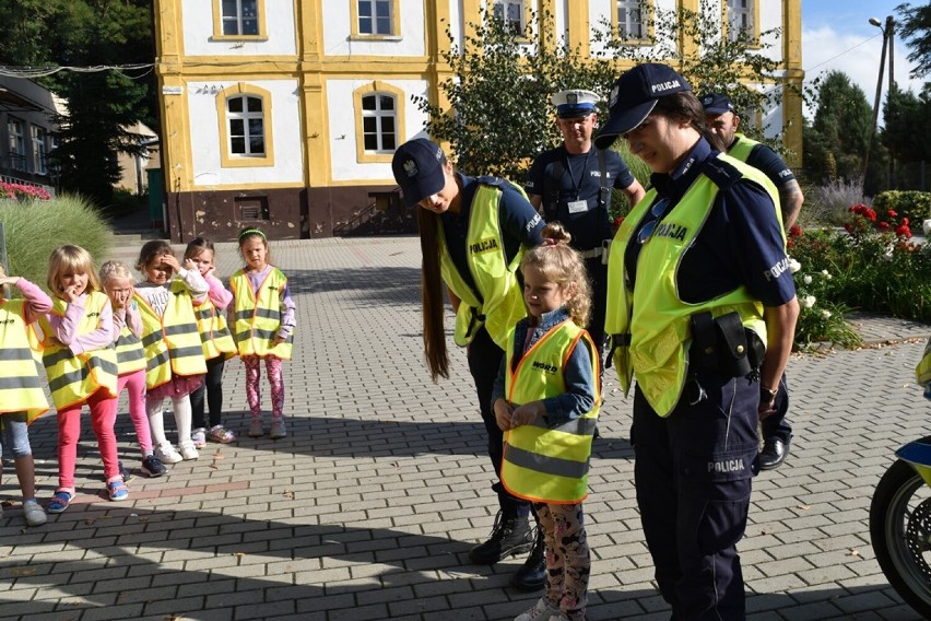 Akcja „Pomachaj Kierowcy" w powiecie śremskim. Policjanci spotkali się z przedszkolakami z Dolska i Wieszczyczyna [zdjęcia]