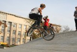 Triki Team-u Proper na rowerach BMX na placu Dąbrowskiego w Łodzi