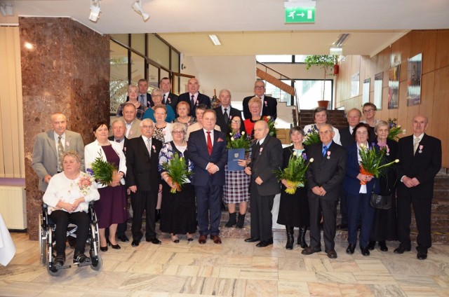 W Miejskim Ośrodku Kultury spotkało się 66 par, które w 2108 roku obchodziły jubileusz 50-lecia pożycia małżeńskiego. Z tej szczególnej okazji burmistrz Roman Piaśnik złożył bohaterom dnia serdeczne życzenia. W czasie uroczystych obchodów Złotych Godów małżonkowie otrzymali medale przekazane przez Prezydenta RP Andrzeja Dudę.