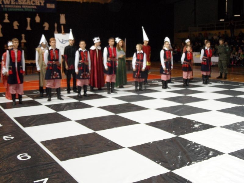Mieszkańcy Jaworzna zagrali w żywe szachy i wzięli udział w symultanie [ZDJĘCIA]