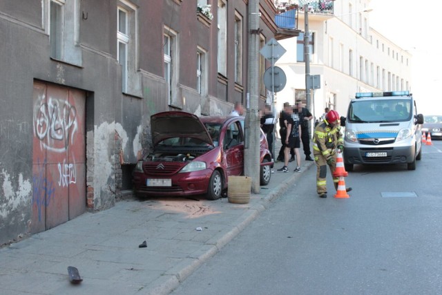 Kierująca citroenem 35-latka potrąciła dwie osoby, przechodzące przez jezdnię na oznakowanym przejściu dla pieszych