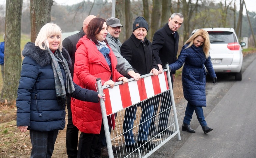 Uroczystość otwarcia drogi Dąbrowa - Milsko w gminie Zabór -...