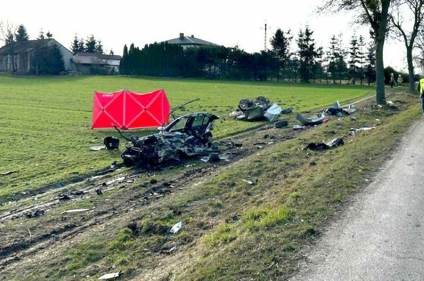 Tragiczny wypadek na DK17. BMW roztrzaskało się na drzewie, kierowca zginął na miejscu