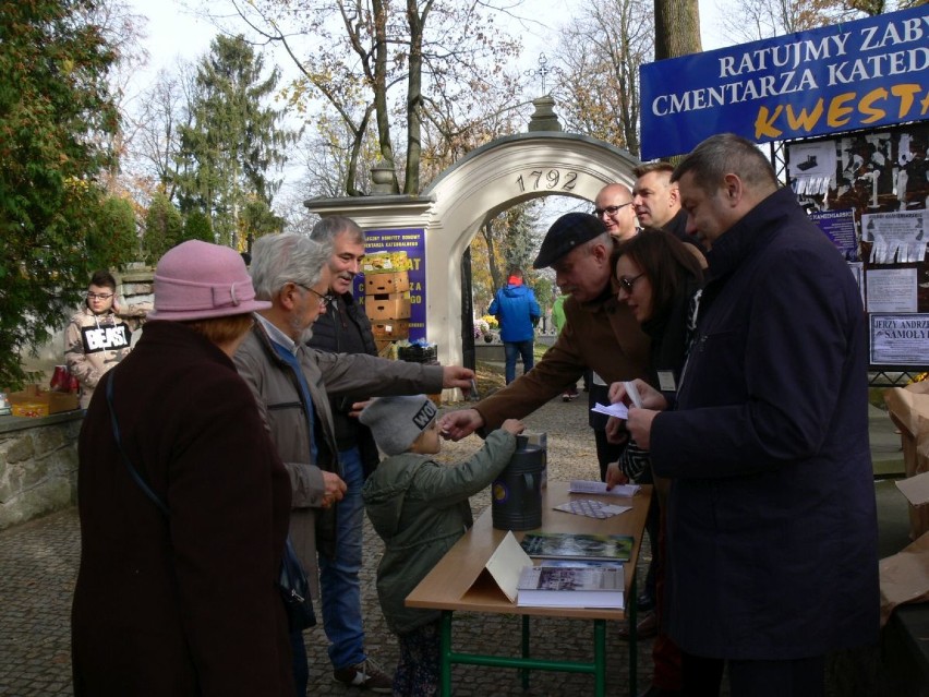 Trwają kwesty w Sandomierzu. Społecznicy wspierają dzieło odnowy nagrobków [ZDJĘCIA]