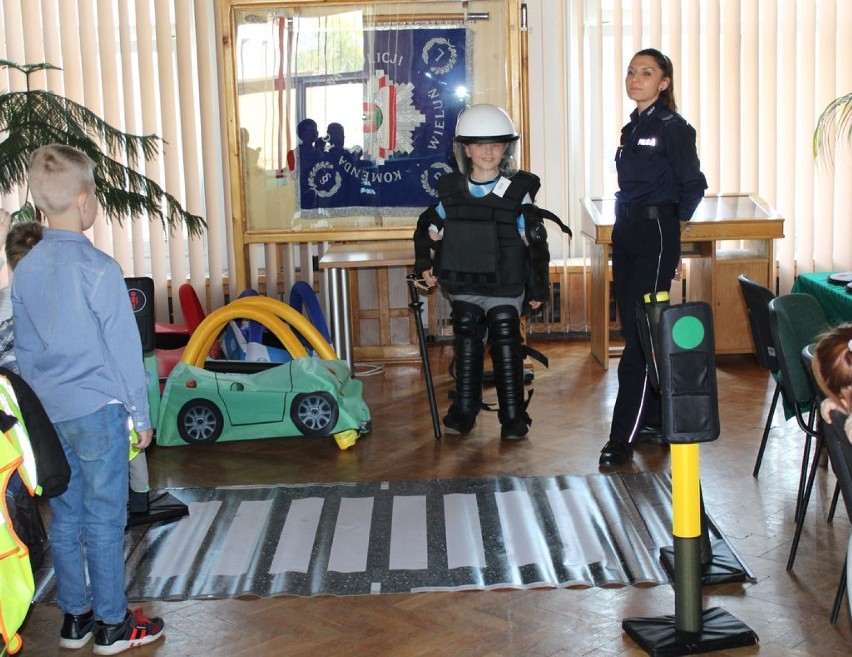 Uczniowie Szkoły Podstawowej SPSK w Wieluniu z wizytą w komendzie policji [FOTO]