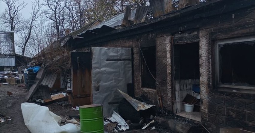 Trwa zbiórka na odbudowę stolarni i pracowni pszczelarskiej w gminie Uniejów. Warsztaty zostały całkowicie zniszczone w pożarze ZDJĘCIA