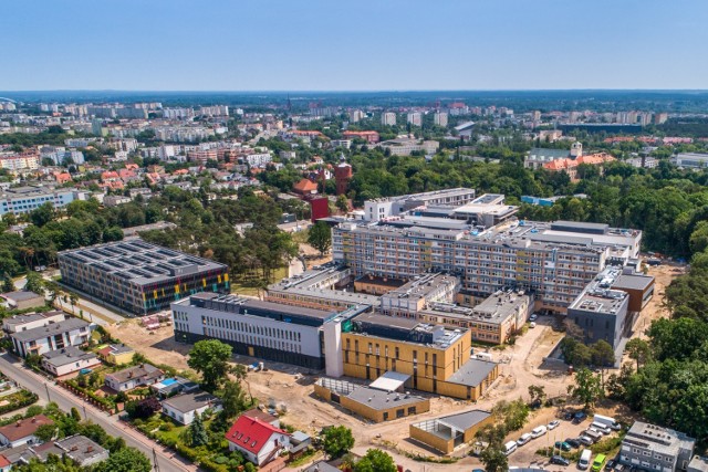 Na budowie szpitala na Bielanach prace idą pełną parą. Jeszcze w tym miesiącu mają ruszyć odbiory pierwszego, ukończonego budynku administracyjnego.

Czytaj więcej na kolejnych stronach >>>>