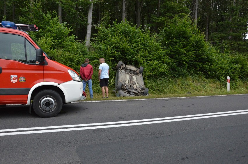 Gmina Miastko. Wypadek na krajowej 20. Audi dachowało i zatrzymało się w rowie (FOTO+VIDEO)