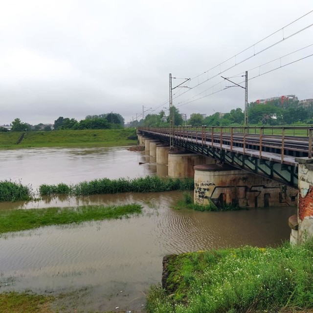 Wezbrana woda z Kanału Ulgi zalała ulicę Bolkowską pod wiaduktem kolejowym.