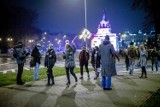 Protest Kobiet w Dzień Tolerancji w Białymstoku. Tęczowa Wielka Brama Pałacu Branickich (ZDJĘCIA)