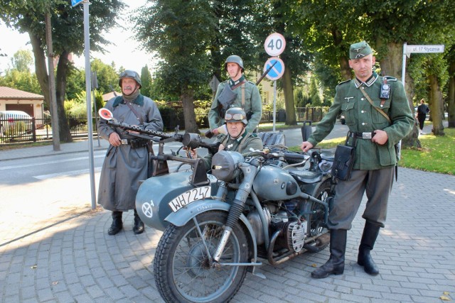 Żołnierze-rekonstruktorzy w mundurach Wehrmachtu byli obecni we wtorek (7 września) w okolicach Rynku i centrum Gniewkowa, a także na całej długości ulicy Dworcowej na skrzyżowaniach z 17 Stycznia oraz Piasta