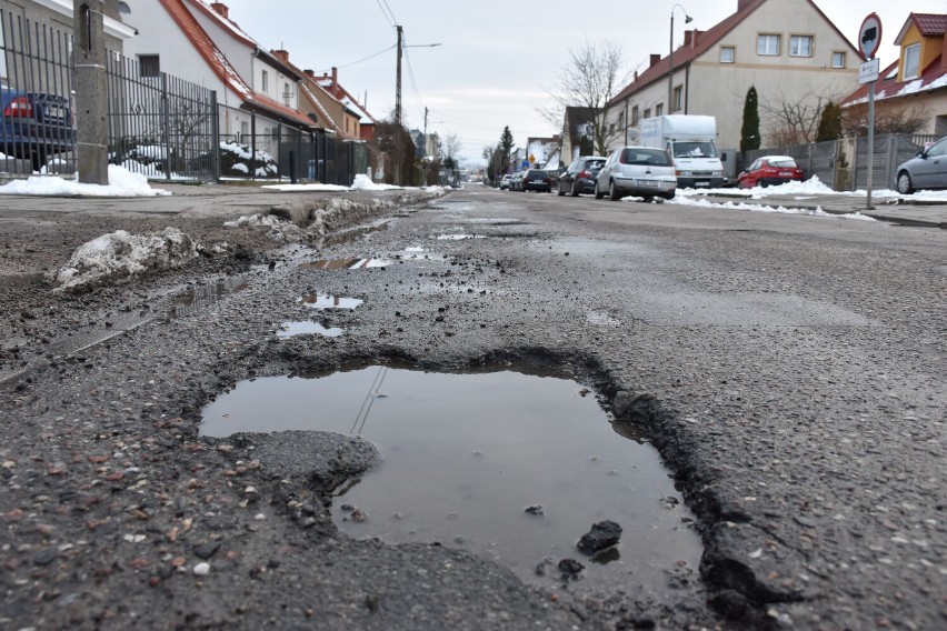 Mieszkańcy ul. Chopina w Malborku mają dość dziur w drodze. "Koszty utrzymania samochodów i tak są wysokie, a rosną przez stan nawierzchni"
