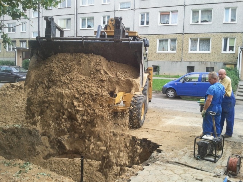 Na Helenkach pękł wodociąg. Wody nie było na ul. Chopina i Paderewskiego.