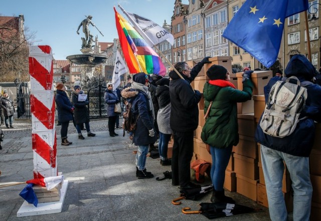 Manifestacja "Stop rasizm, stop faszyzm" na Długim Targu w Gdańsku, 17 marca 2018 r. (17.03.2018)