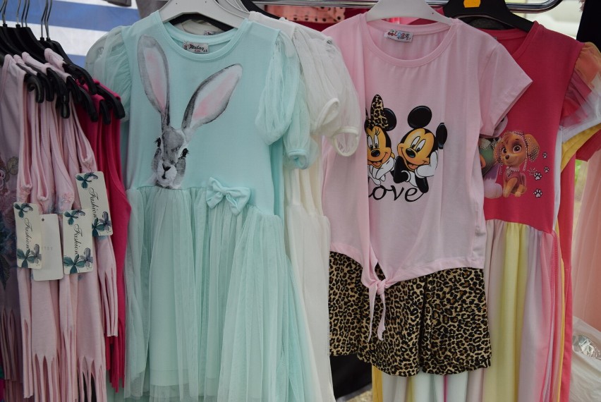 Zobacz, jakie ubrania dla dzieci można kupić na giełdzie samochodowej na Załężu w Rzeszowie [ZDJĘCIA]