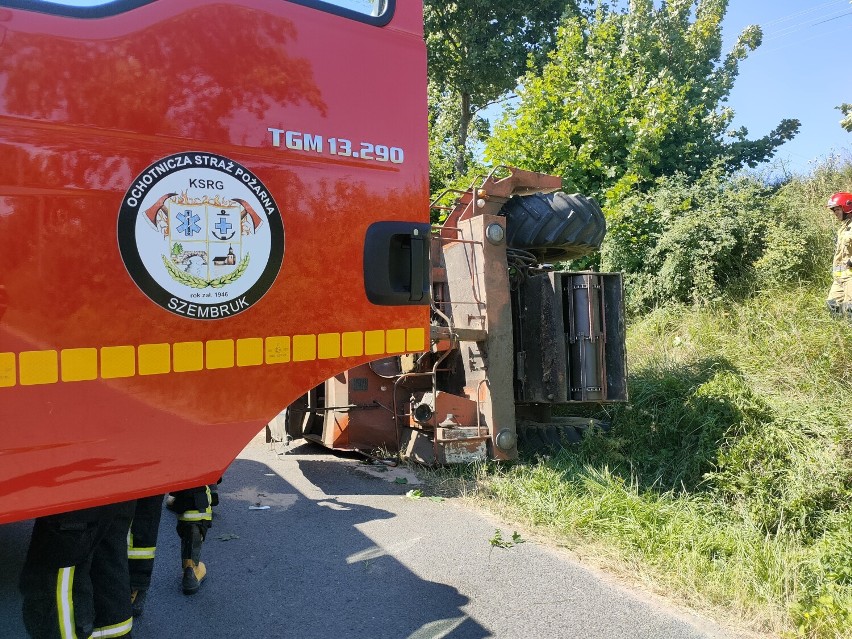 Kombajn przewrócił się w Szembruku pod Grudziądzem. Jedna osoba trafiła do szpitala [zdjęcia]