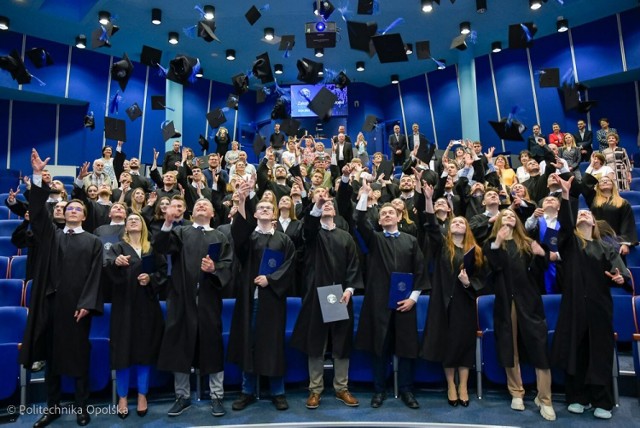 W sobotę (22 kwietnia) na Politechnice Opolskiej po raz pierwszy w historii odbyła się uroczystość wręczenia dyplomów absolwentom wszystkich wydziałów technicznych,
