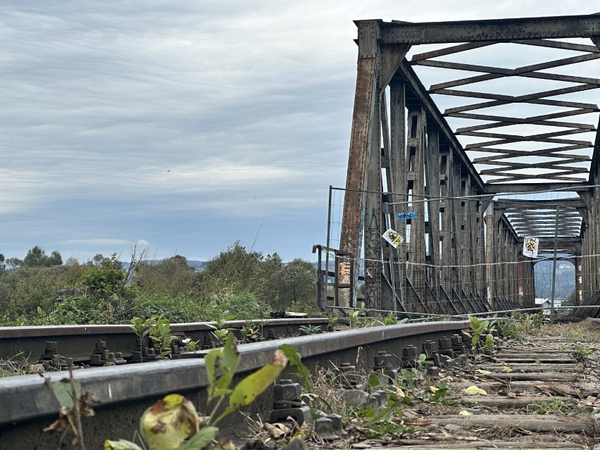 Most kolejowy powoli znika z krajobrazu Nowego Sącza. W jego...