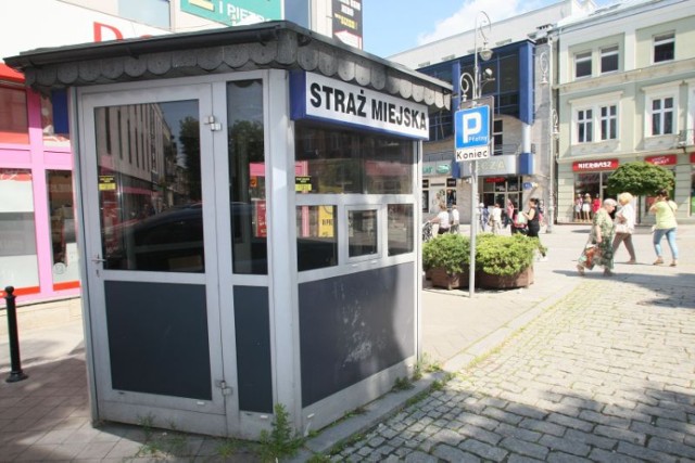 Nieużywana budka straży miejskiej stoi od kilku lat na ulicy Staszica blokując co najmniej dwa miejsca parkingowe.